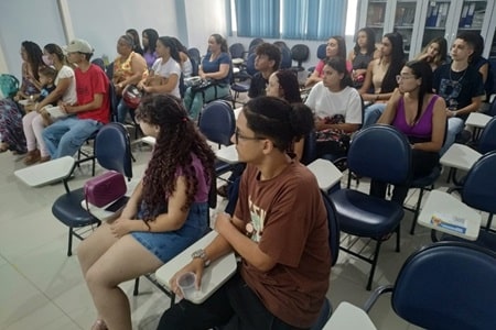 Alunos assistindo apresentação da Fundação Sara (Crédito: Edenilson Durães)