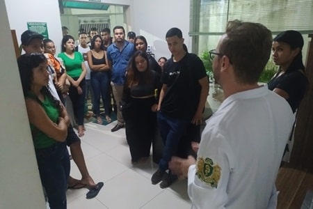 Lucas Ferreira, Voluntário da Casa de Apoio Santa Bernadete, fazendo apresentação aos alunos  (Crédito: Edenilson Durães)