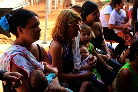 Muitas mães compareceram com crianças de colo